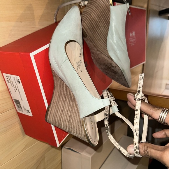 Trending pointy toe wedge!! - Picture 7 of 11